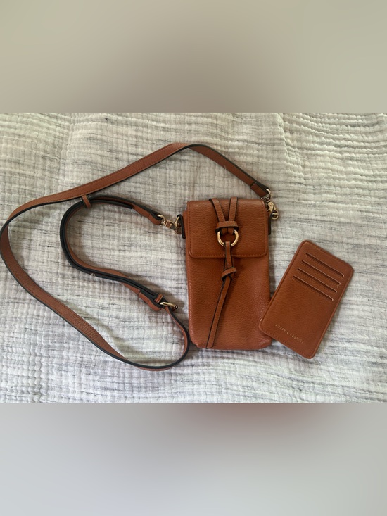 Poppy & Peonies Handbags - Poppy & Peonies Vegan Leather Crossbody Bag with Card Holder - Tan